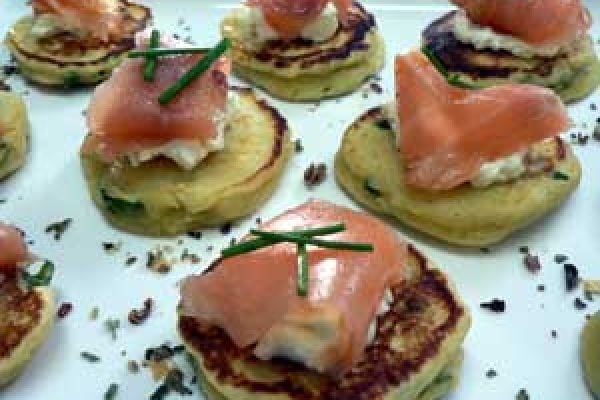 smoked_salmon_blini_300